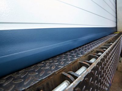 eM-FLEX Spaltabdichtung SAMTS an einem Rolltor. Detail.