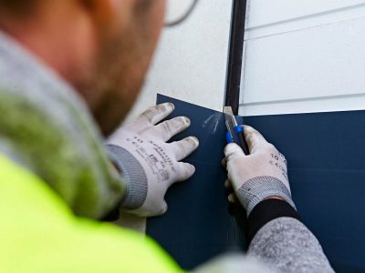 Montage einer eM-FLEX Spaltabdichtung SAMTS an einem Rolltor.